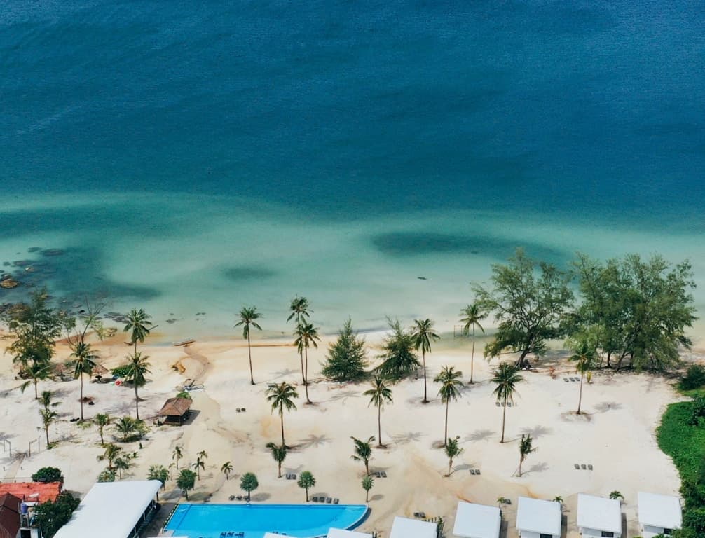 Hermosa playa con palmeras